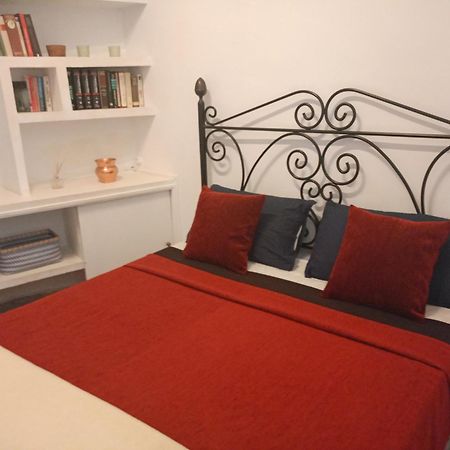Small Stylish Room With Comfortable Queen-Size Bed In Very Large, Beautifully Decorated Shared Flat In The Historic Centre Of Málaga Buitenkant foto