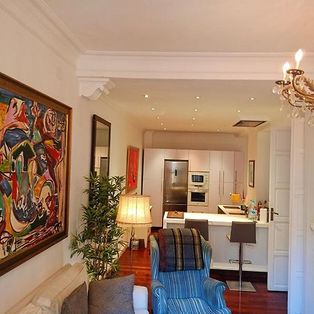Small Stylish Room With Comfortable Queen-Size Bed In Very Large, Beautifully Decorated Shared Flat In The Historic Centre Of Málaga Buitenkant foto