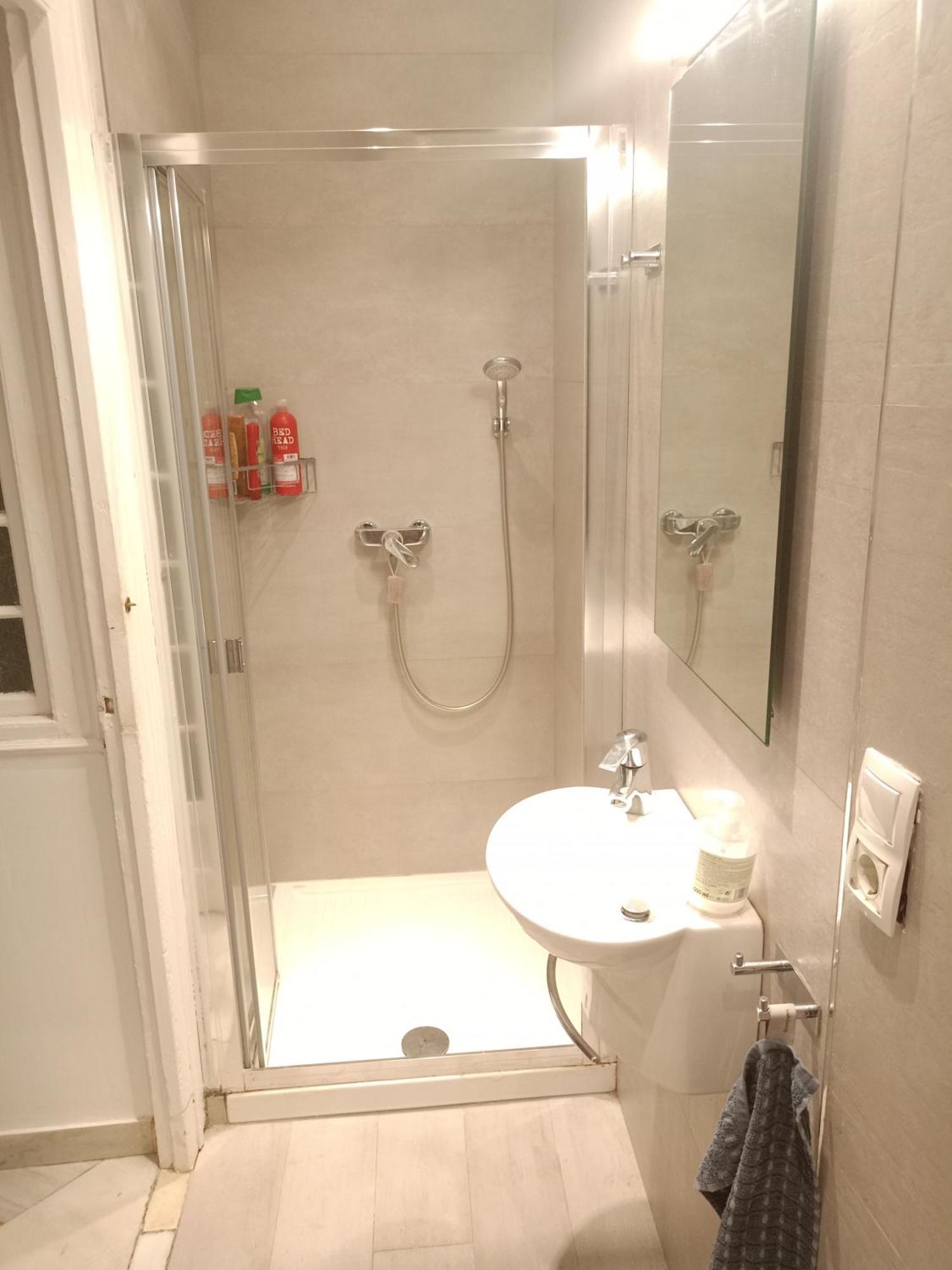 Small Stylish Room With Comfortable Queen-Size Bed In Very Large, Beautifully Decorated Shared Flat In The Historic Centre Of Málaga Buitenkant foto