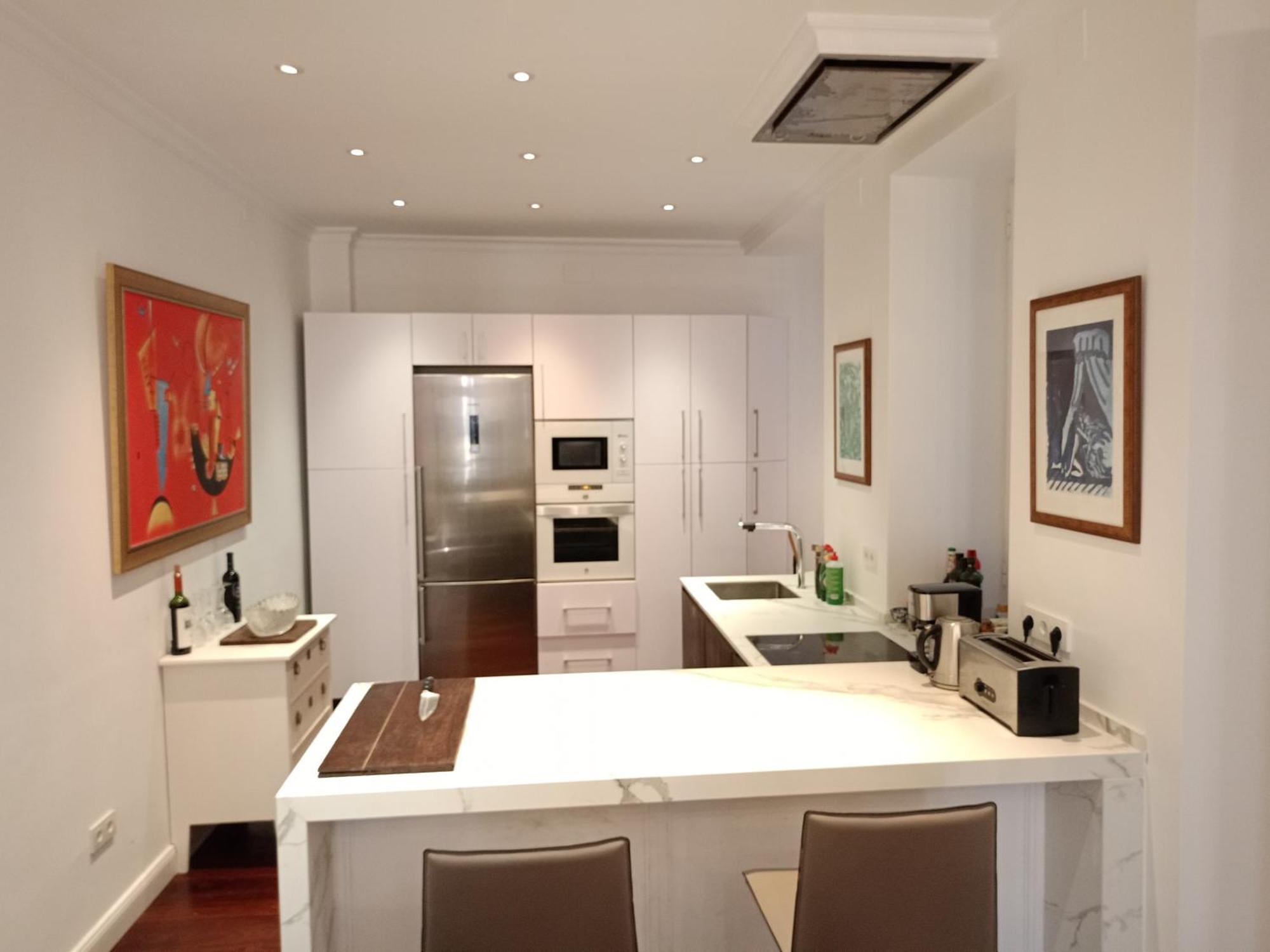 Small Stylish Room With Comfortable Queen-Size Bed In Very Large, Beautifully Decorated Shared Flat In The Historic Centre Of Málaga Buitenkant foto
