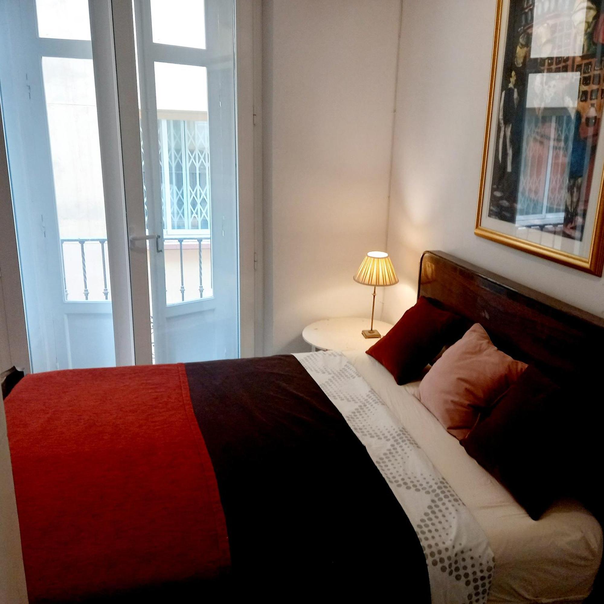 Small Stylish Room With Comfortable Queen-Size Bed In Very Large, Beautifully Decorated Shared Flat In The Historic Centre Of Málaga Buitenkant foto