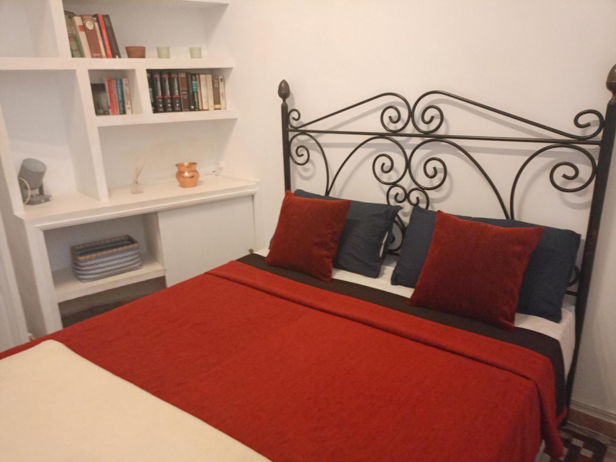Small Stylish Room With Comfortable Queen-Size Bed In Very Large, Beautifully Decorated Shared Flat In The Historic Centre Of Málaga Buitenkant foto